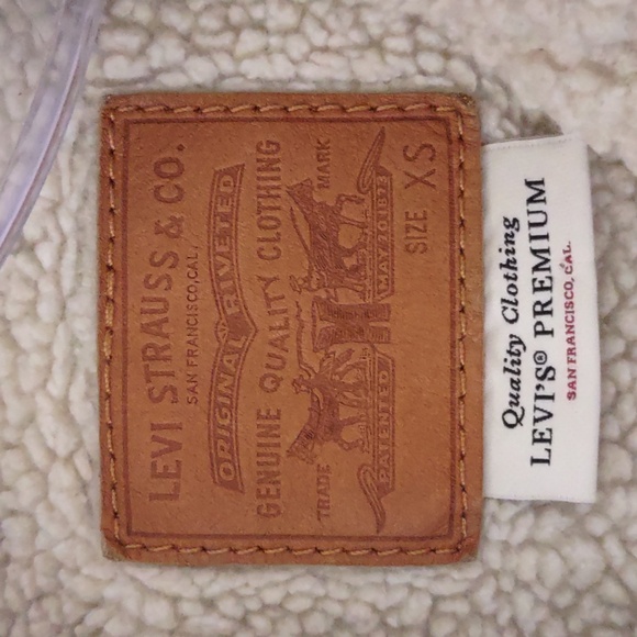 Levi's Women's Medium Wash Sherpa Trucker Jacket - Picture 7 of 9